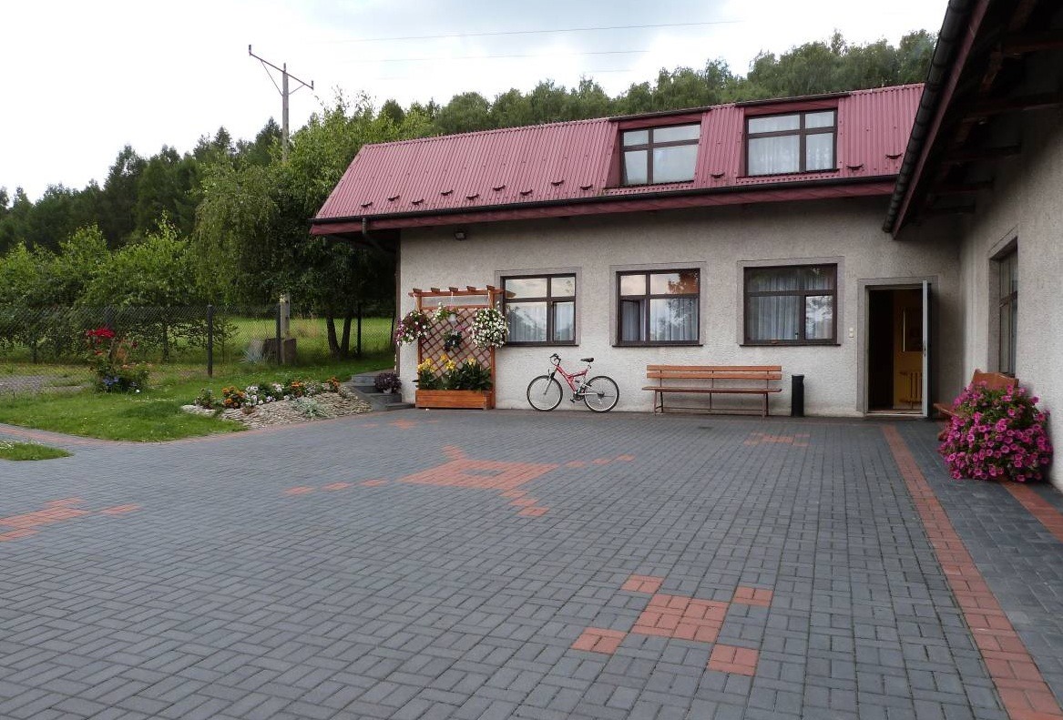 Pokoje do wynajęcia pod Dobrą: zdjęcie budynku od frontu